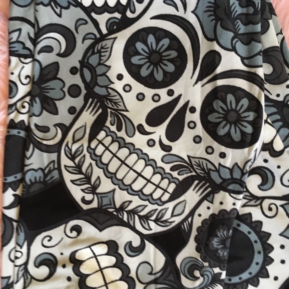 Sugar skull leggings 🖤 - Picture 2 of 2